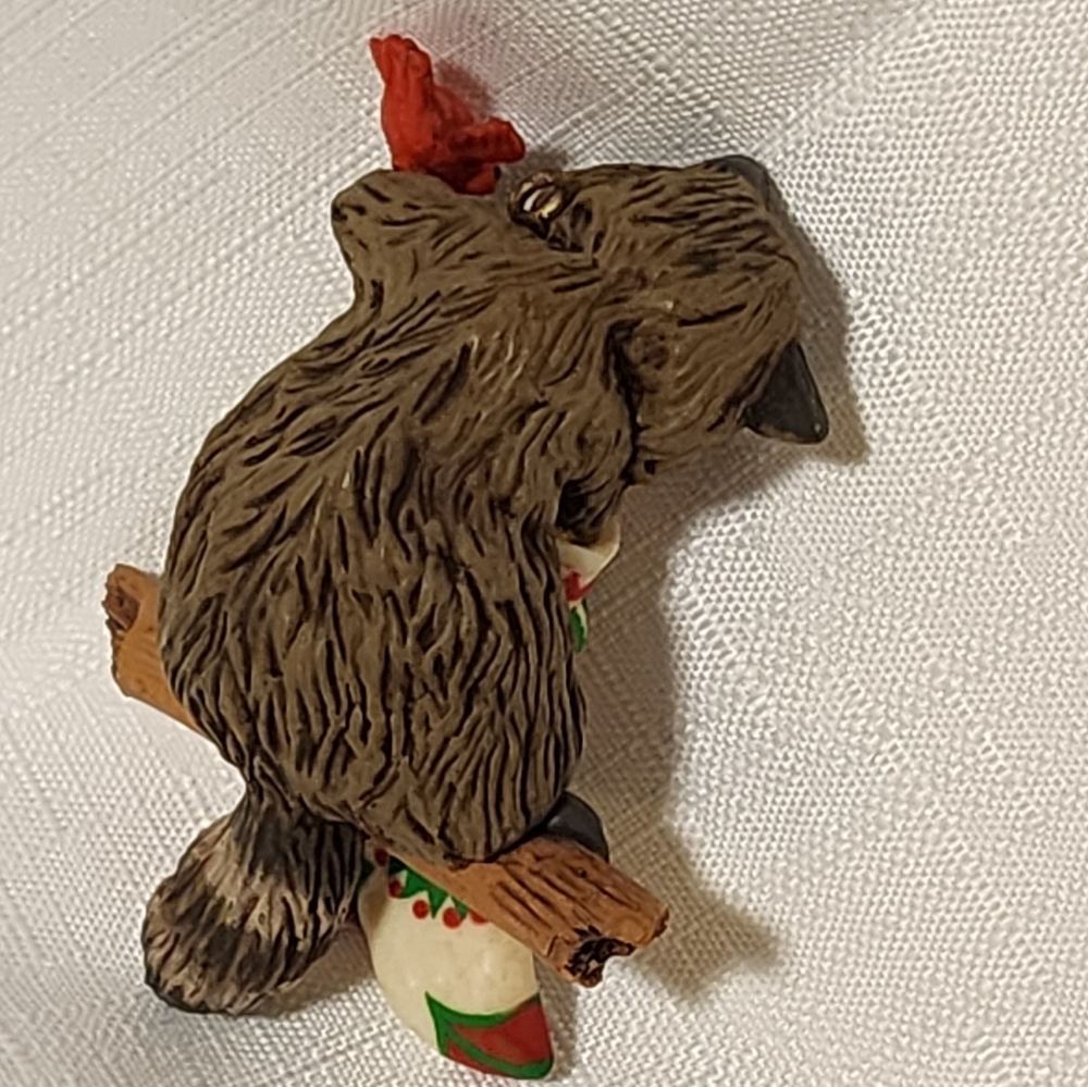 1982 Hallmark Raccoon Surprises Keepsake Ornament Vintage - Picture 2 of 9
